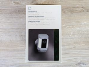 Verpackung der Ring Spotlight Cam Pro Überwachungskamera von links