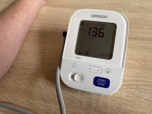 Omron M3 Comfort Oberarm-Blutdruckmessgerät beim Blutdruck messen