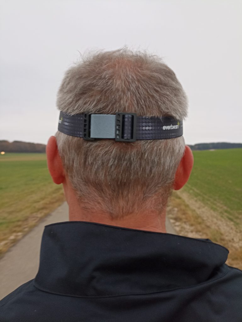 Everbeam H6 Pro Stirnlampe, auf Kopf bei Mann, von hinten