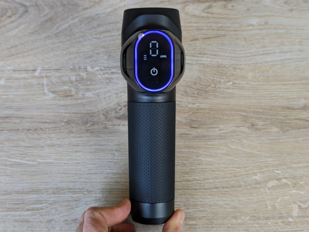 RENPHO R3 Massagepistole von hinten mit eingeschalteten Display