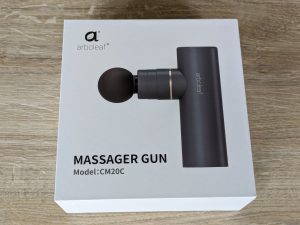 Verpackung der arboleaf CM20C Massagepistole von vorne