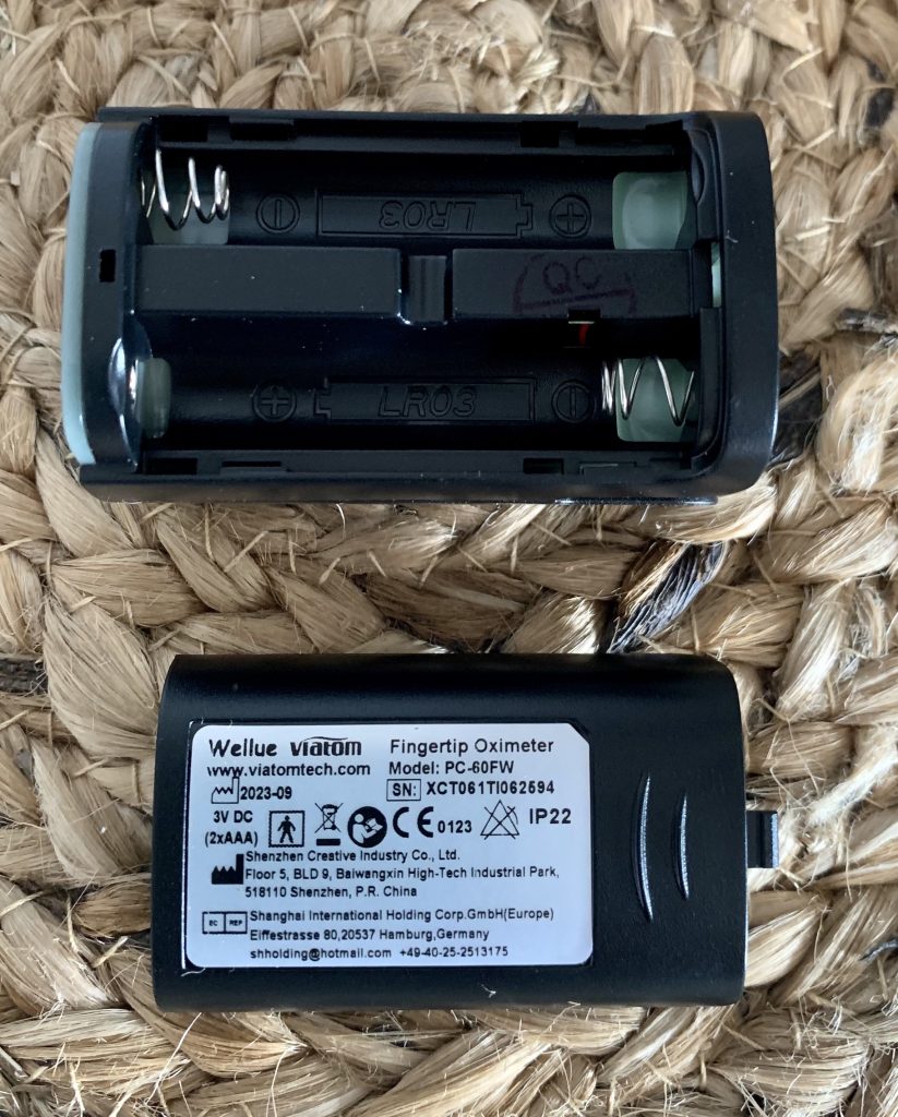ViATOM OXYSMART Pulsoximeter mit geöffnetem Batteriefach
