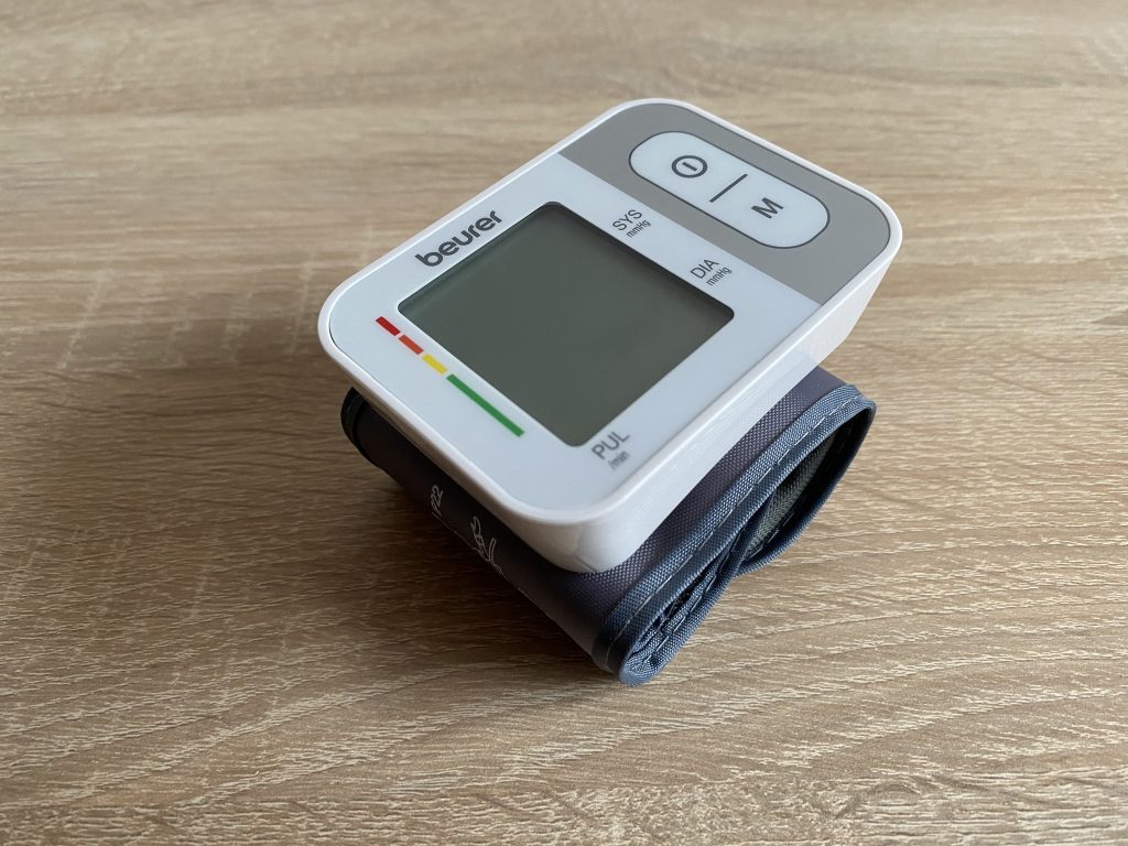 Beurer BC 28 Handgelenk-Blutdruckmessgerät schräge Ansicht