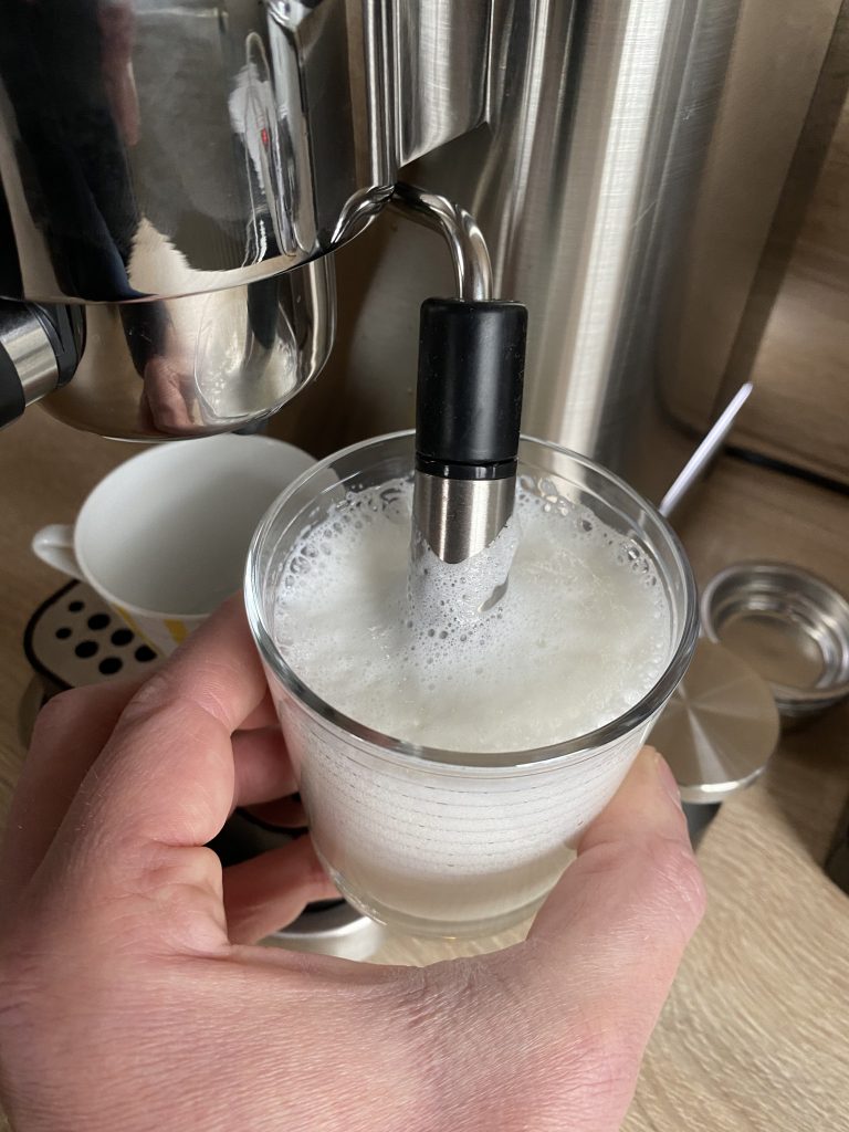 WMF Lumero Espresso Siebträgermaschine Zubereitung Milchschaum 2