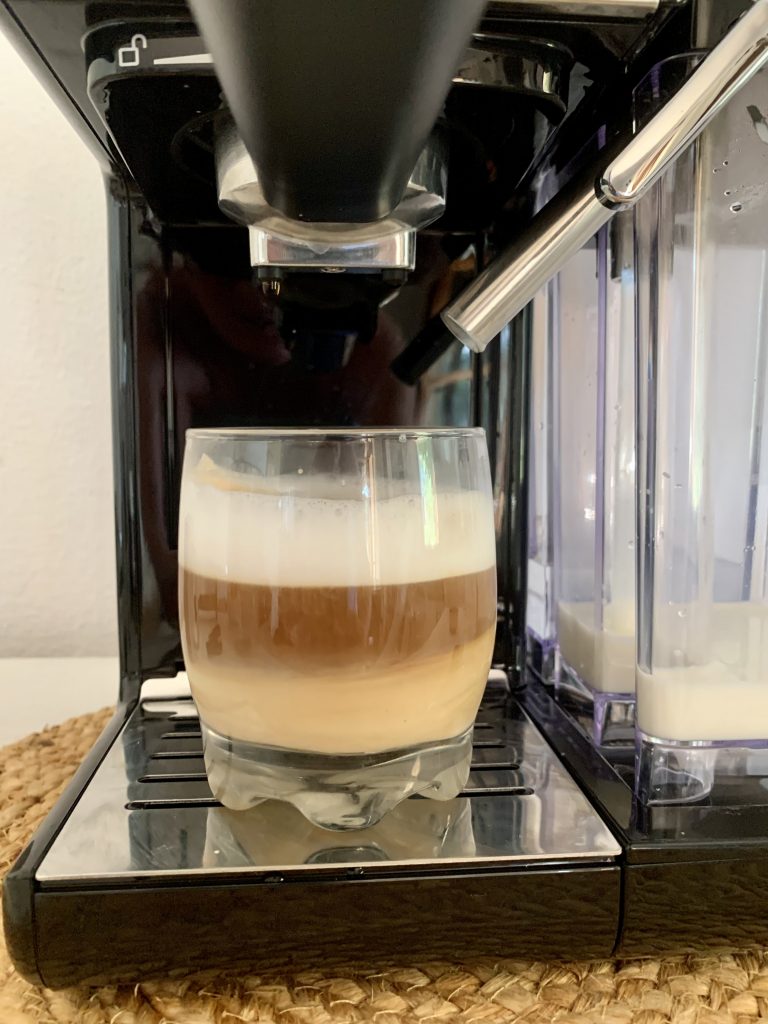 Breville Prima Latte II Siebträgermaschine Zubereitung von Latte Macchiato