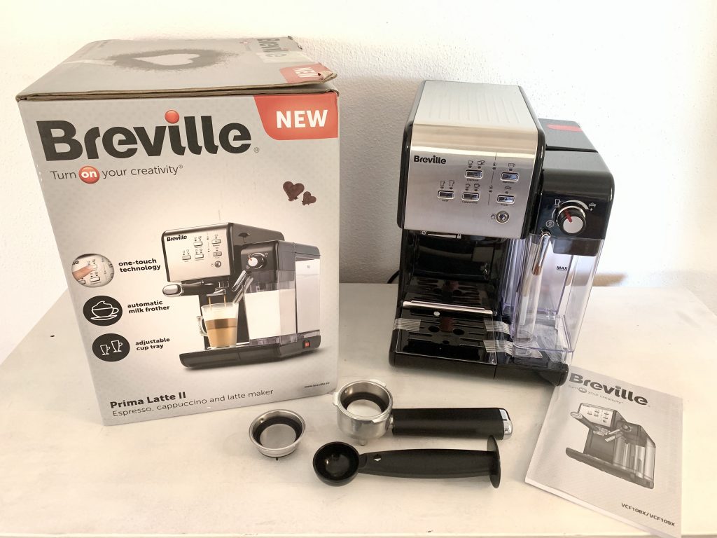 Breville Prima Latte II Siebträgermaschine ausgepackt mit Karton und Zubehör
