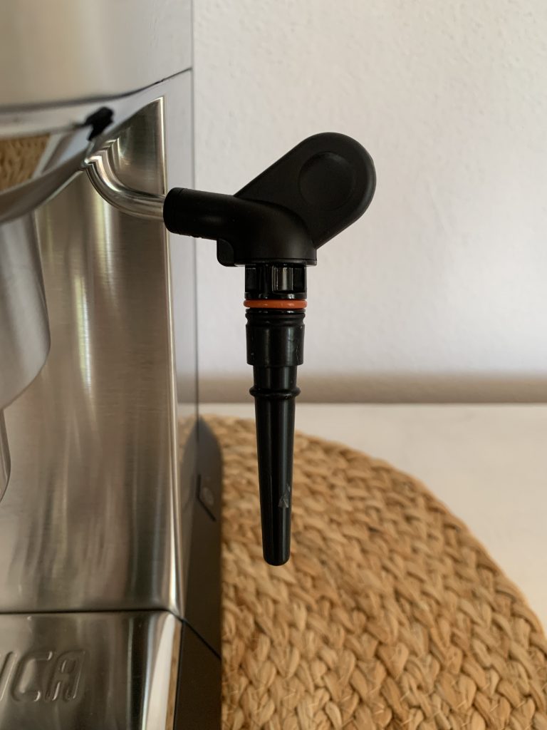 De'Longhi Dedica Style EC 685.B Siebträgermaschine Nahaufnahme Düse