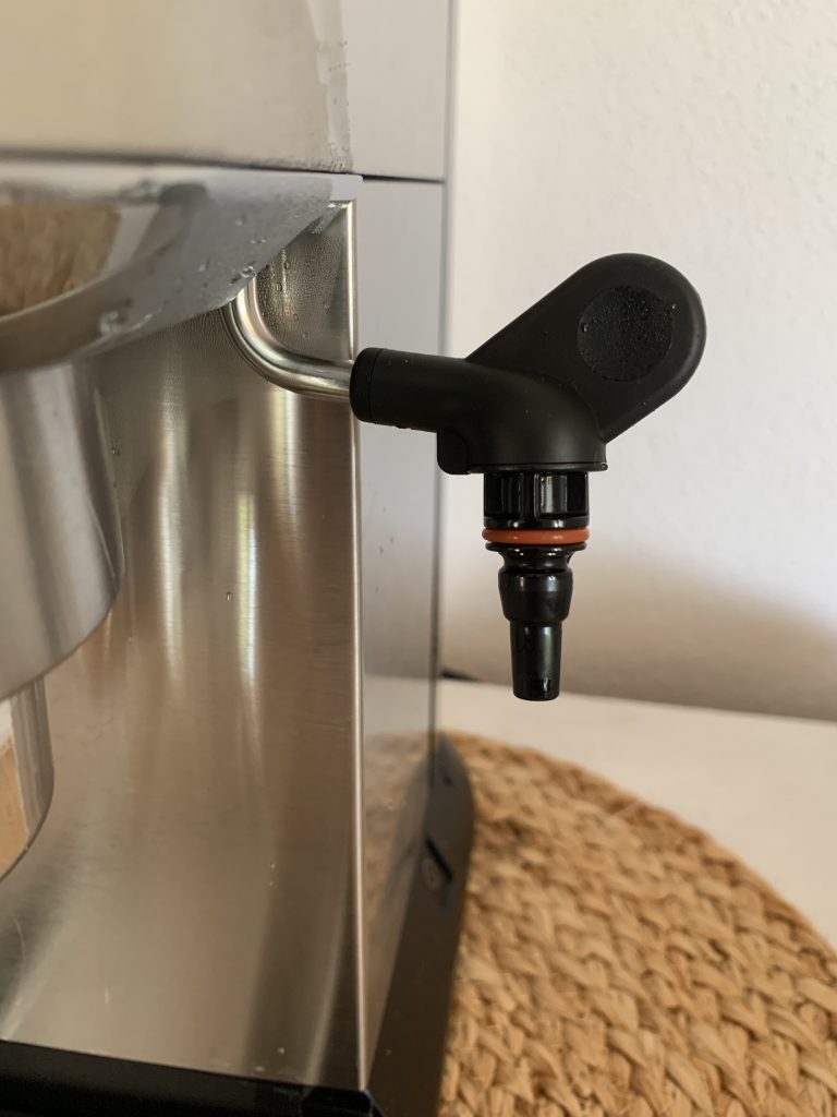 De'Longhi Dedica Style EC 685.B Siebträgermaschine Nahaufnahme Düsenhalter