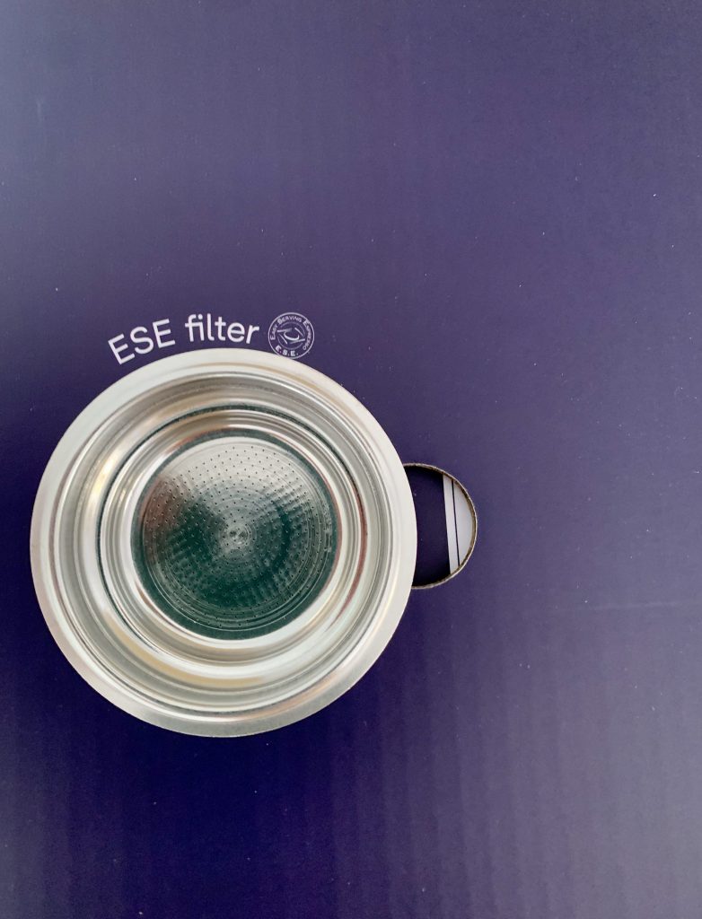 De'Longhi Dedica Style EC 685.B Siebträgermaschine Nahaufnahme ESE-Filter