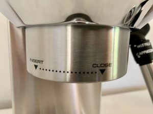 De'Longhi Dedica Style EC 685.B Siebträgermaschine Nahaufnahme Siebträger