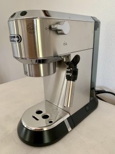 De'Longhi Dedica Style EC 685.B Siebträgermaschine Seitenansicht mit Milchschaumdüse