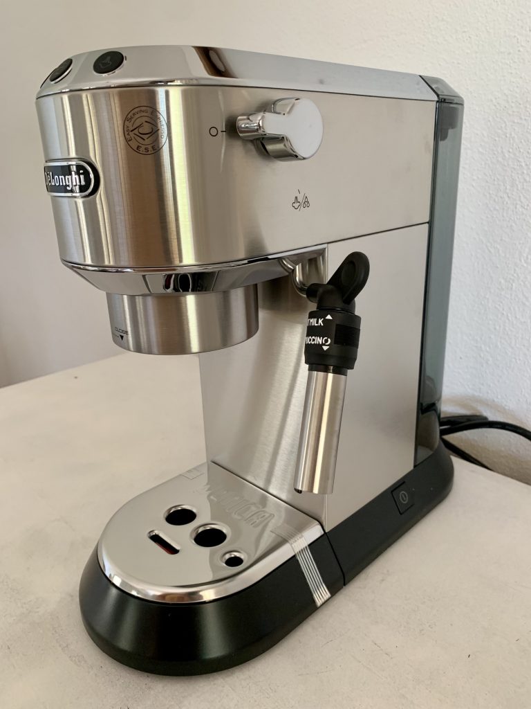De'Longhi Dedica Style EC 685.B Siebträgermaschine Seitenansicht mit Milchschaumdüse