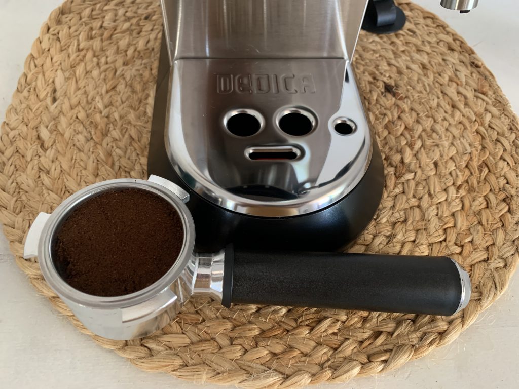 De'Longhi Dedica Style EC 685.B Siebträgermaschine Siebträger mit Kaffeepulver