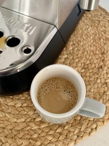 De'Longhi Dedica Style EC 685.B Siebträgermaschine fertiger Espresso