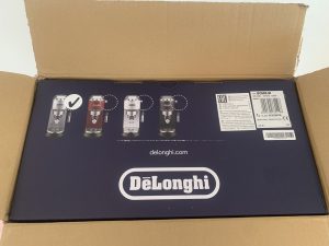 De'Longhi Dedica Style EC 685.B Siebträgermaschine geöffneter Karton