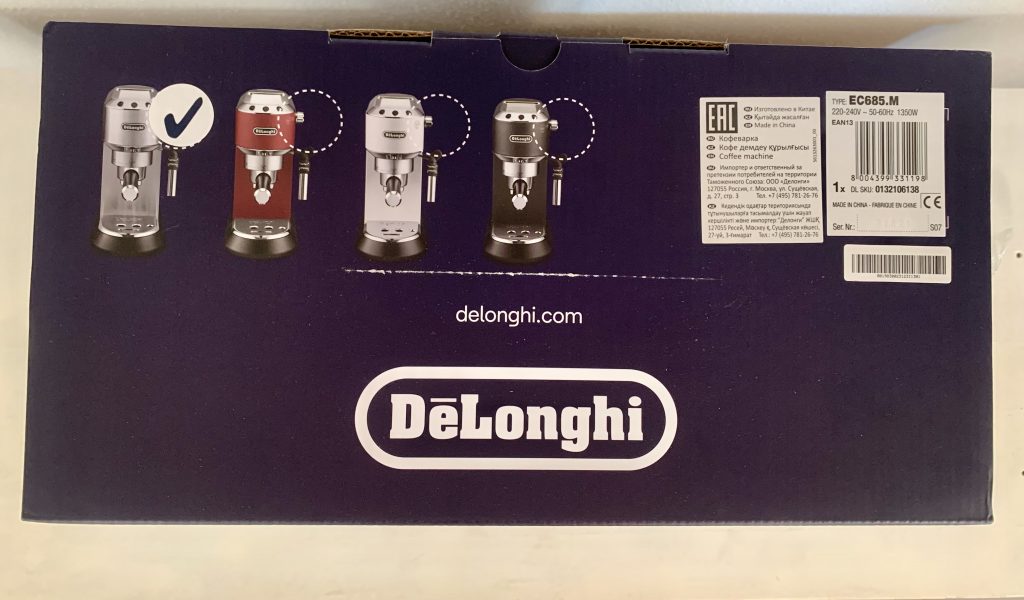 De'Longhi Dedica Style EC 685.B Siebträgermaschine im Karton von oben