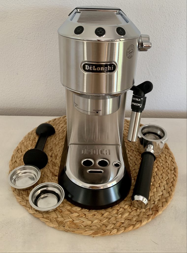 De'Longhi Dedica Style EC 685.B Siebträgermaschine mit Zubehör