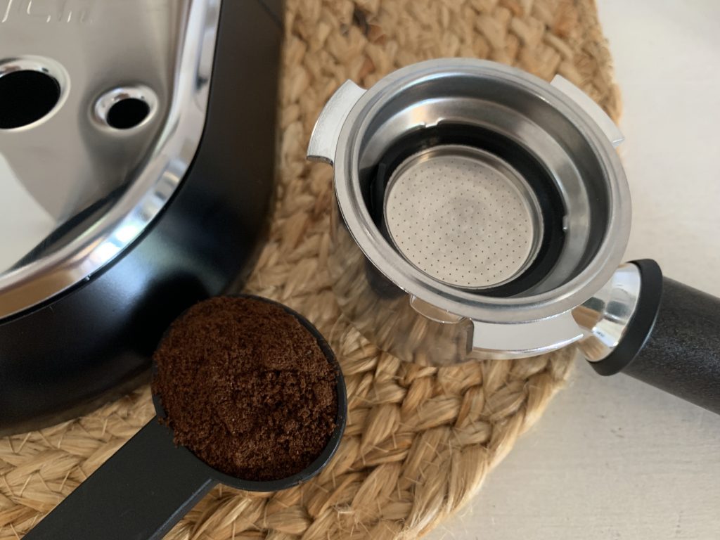 De'Longhi Dedica Style EC 685.B Siebträgermaschine mit gefülltem Kaffeelot
