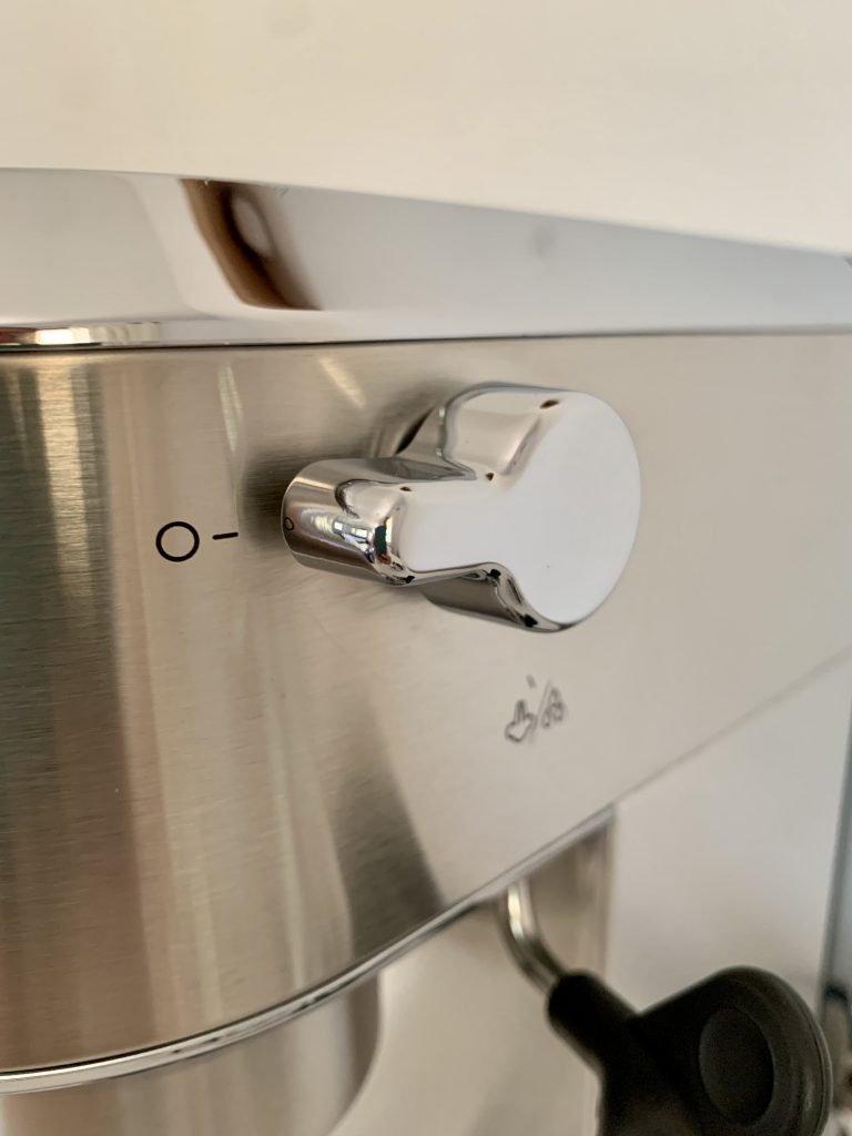 De'Longhi Dedica Style EC 685.B Siebträgermaschine Nahaufnahme Hebel Milchschaum