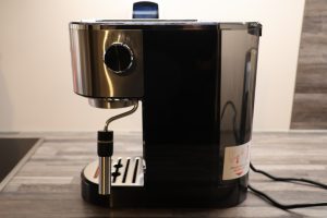 Krups Virtuoso Espresso Siebträgermaschine Seitenansicht mit Tank und Schale