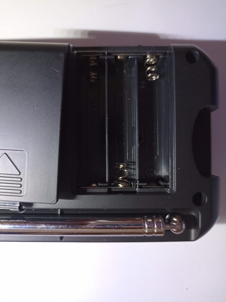 Acta Berg 0001-GR Kurbelradio, Rückansicht Batteriefach geöffnet