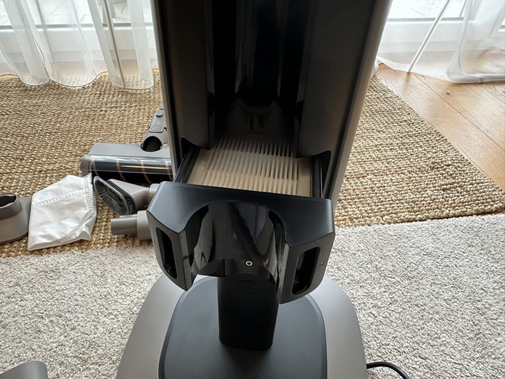 Basisstation des Dreame Z10 Station Akku-Staubsauger geöffnet