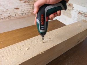 Bosch IXO 7. Generation Akkuschrauber beim Schrauben in Holz
