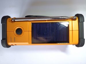 Sangean MMR88 DAB Kurbelradio, Ansicht von oben mit Solarzellen