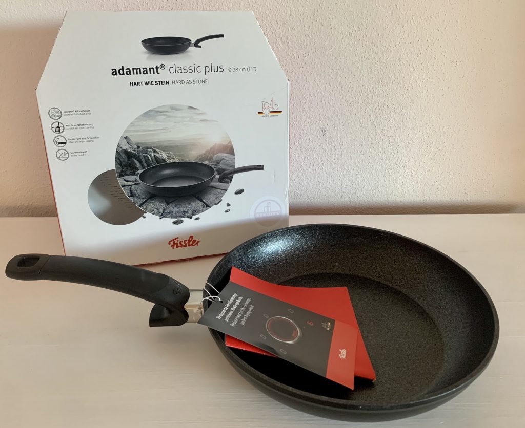 Fissler adamant® classic Plus beschichtete Pfanne ausgepackt mit Karton