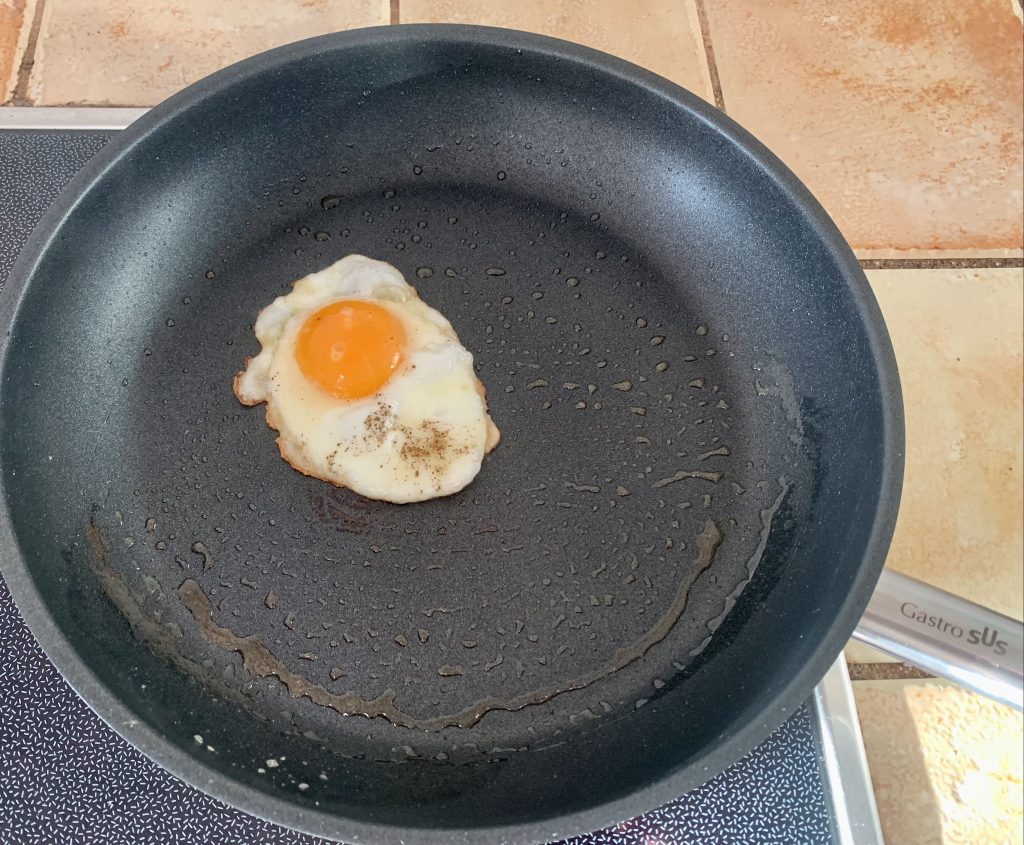 GastroSUS Industar Diamas Pro beschichtete Pfanne beim Braten eines Spiegeleis