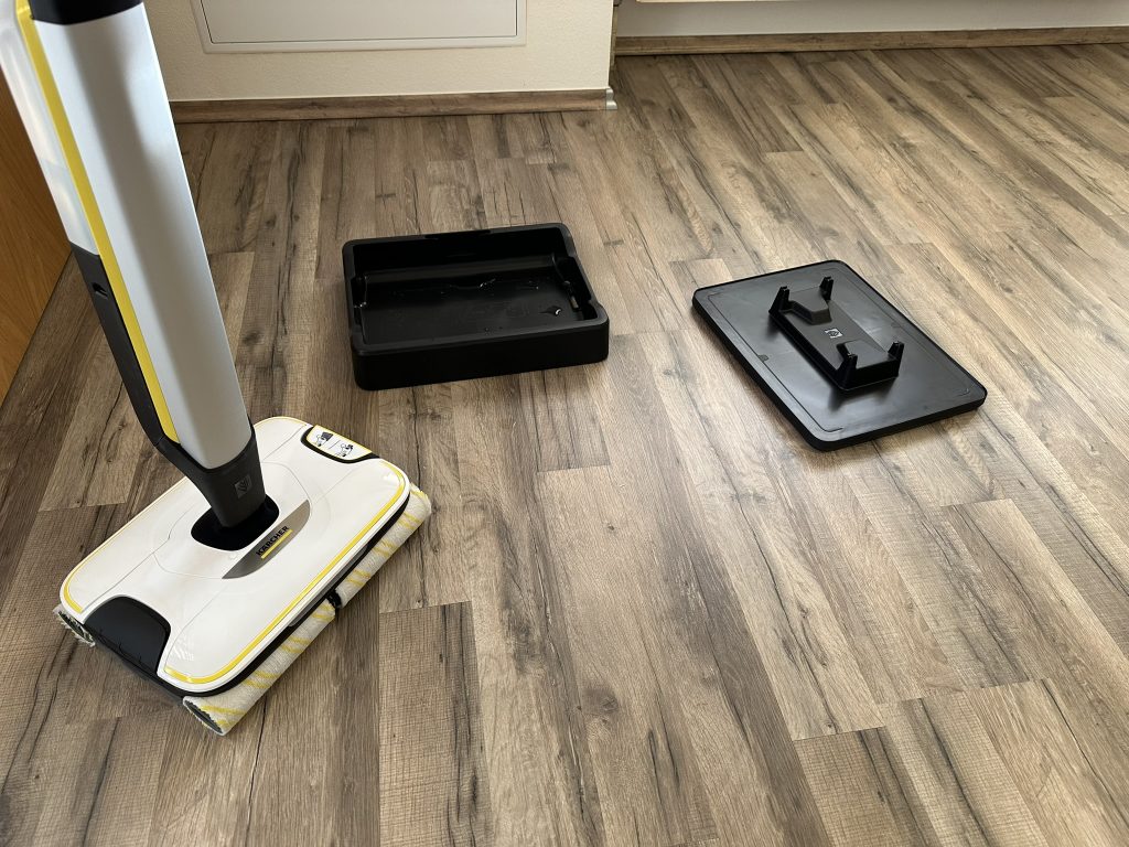 Stationen des Kärcher FC7 Cordless Extra Hartbodenreinigers von vorne