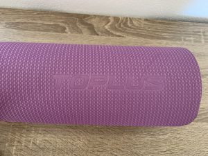 TOPLUS-Yogamatte Nahaufnahme Logo auf der Matte