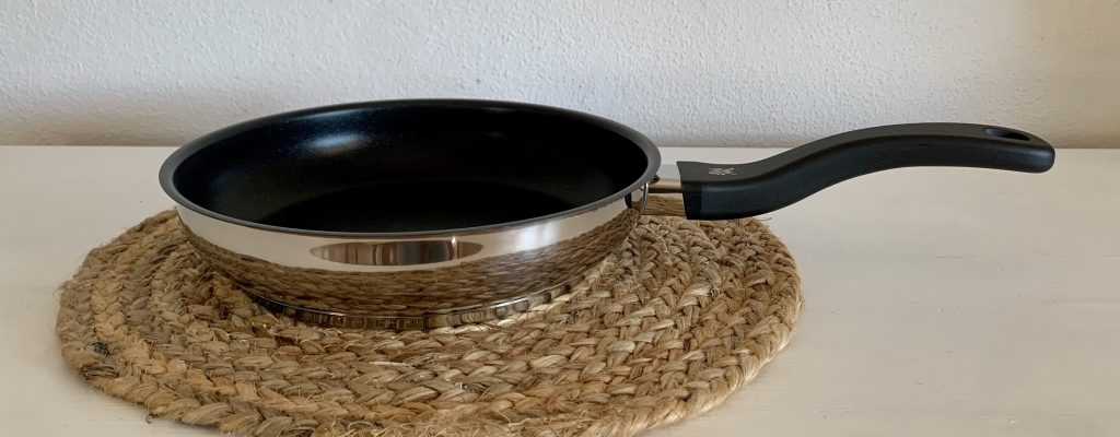 WMF Devil beschichtetes Pfannenset 24-Zentimeter-Pfanne von der Seite