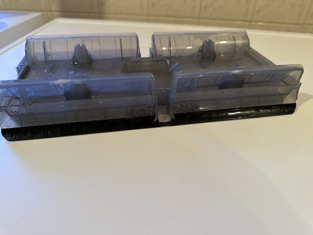Wassertank des Kärcher FC7 Cordless Extra Hartbodenreinigers auf eine Waschmaschine