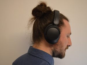 1More SonoFlow SE HQ30 Over-Ear-Kopfhörer aufgesetzt Seitenansicht