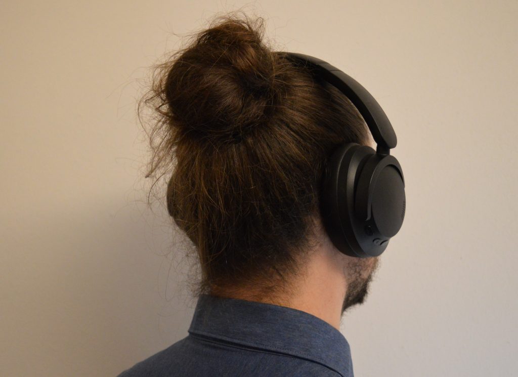 1More SonoFlow SE HQ30 Over-Ear-Kopfhörer aufgesetzt Ansicht schräg hinten