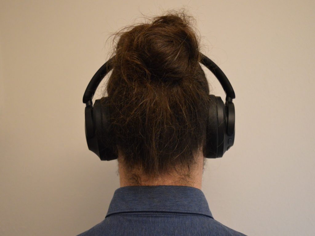 1More SonoFlow SE HQ30 Over-Ear-Kopfhörer aufgesetzt Rückansicht