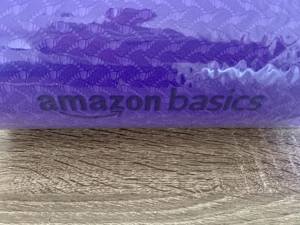Amazon Basics ‎IR97503B-PL Gymnastikmatte Logo Matte Nahaufnahme