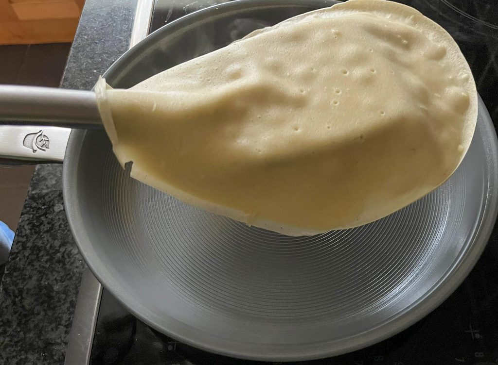 GreenKitchen ZEN-Pan beschichtete Pfanne beim Anheben des Pfannkuchens