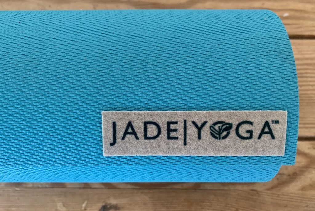 JadeYoga Harmony Gymnastikmatte Nahaufnahme Logo-Patch
