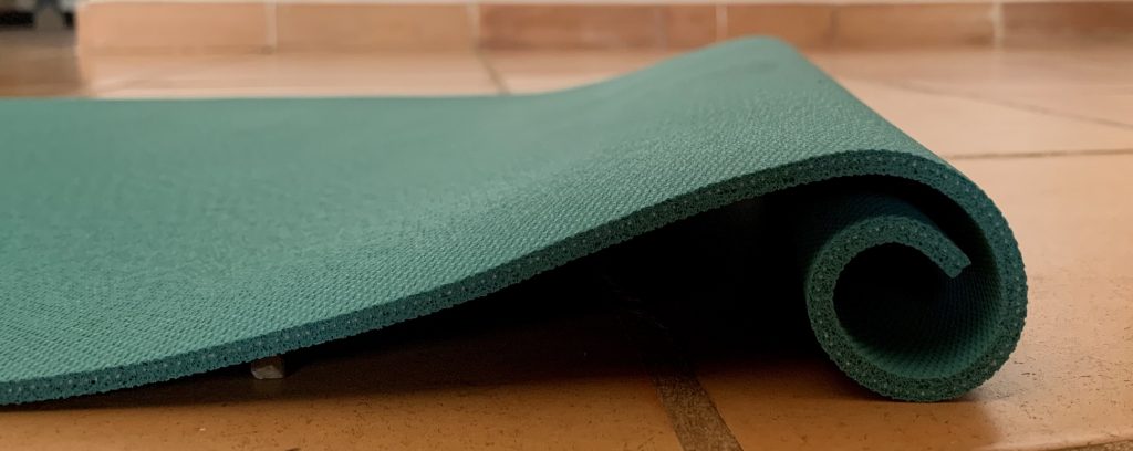 JadeYoga Harmony Gymnastikmatte eingerollte Seite