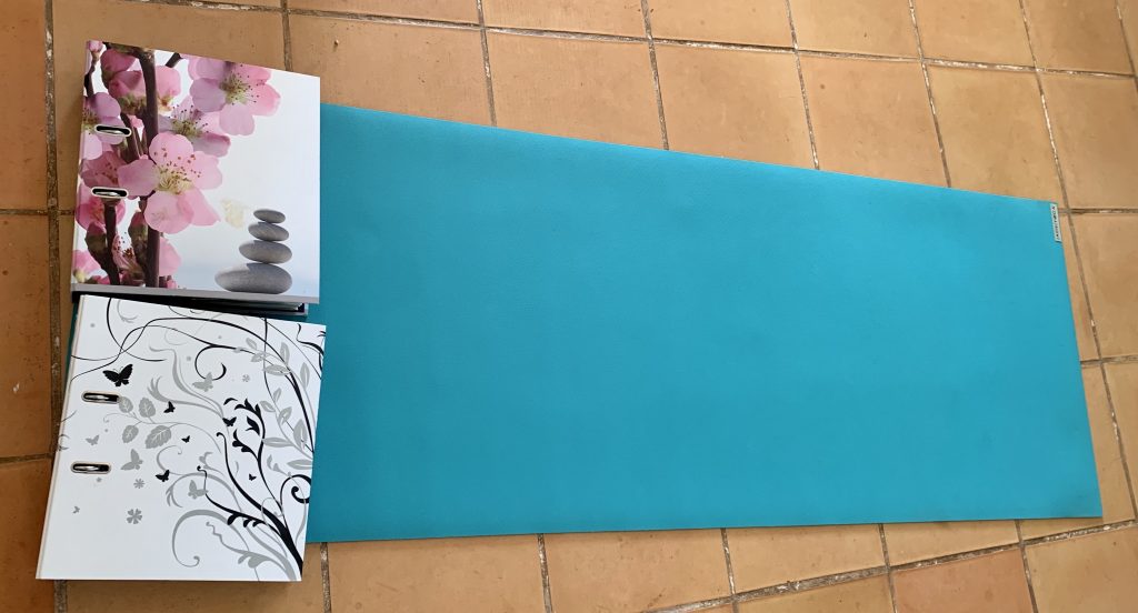 JadeYoga Harmony Gymnastikmatte mit schweren Ordnern beschwert