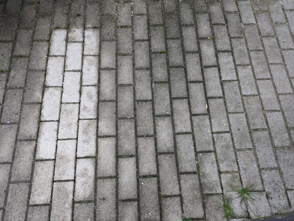 Pflastersteine nach der Reinigung mit dem Yard Force LW C02 AquaJet Akku-Hochdruckreiniger