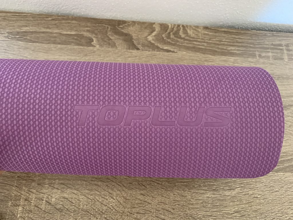 TOPLUS Gymnastikmatte Nahaufnahme Logo auf der Matte