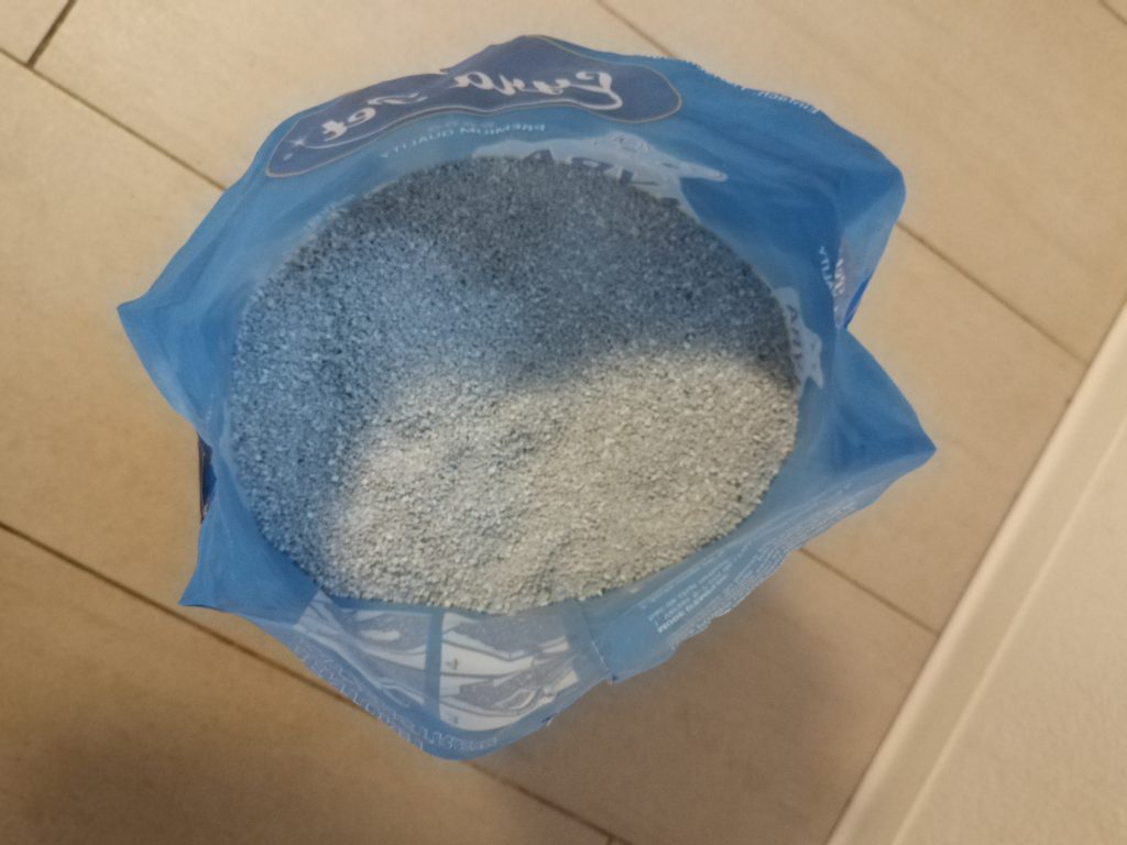 Verpackung-des-Lyra-Pet-Power-Ultra-Katzenstreu-geoeffnet-von-oben