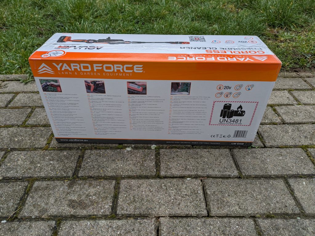 Verpackung des Yard Force LW C02 AquaJet Akku-Hochdruckreinigers von hinten