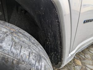 Vorderer Radkasten vor der Reinigung mit dem Kärcher KHB 6 Akku-Hochdruckreiniger, rechte Seite