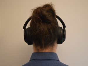 1More SonoFlow SE HQ30 Over-Ear-Kopfhörer aufgesetzt Rückansicht.