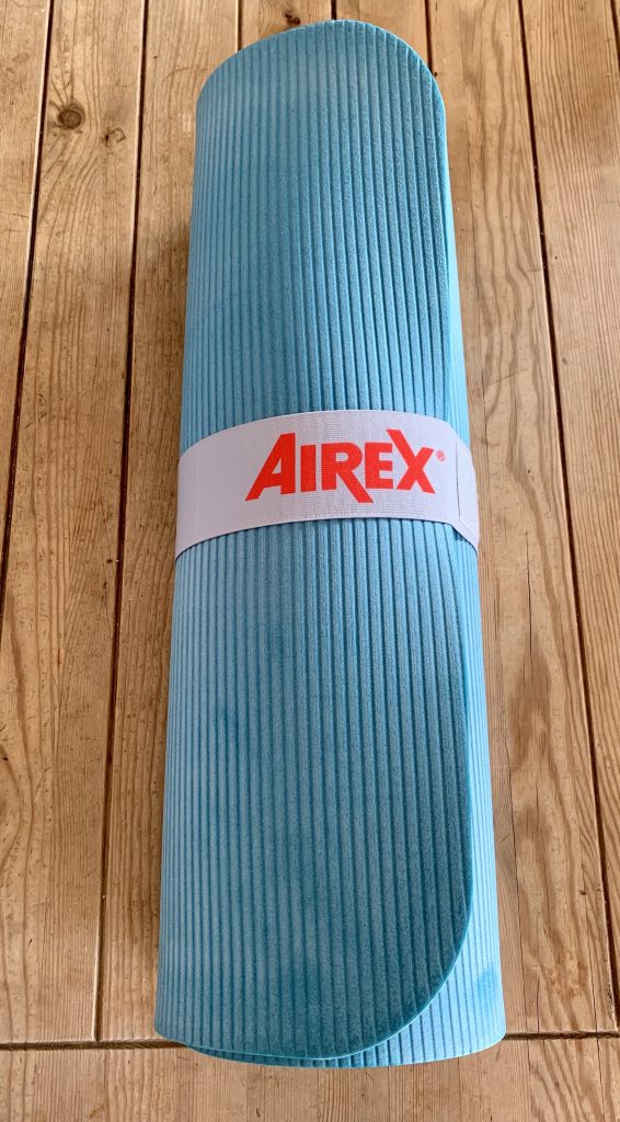 AIREX® Fitline 180 Gymnastikmatte ausgepackt mit Gummiband