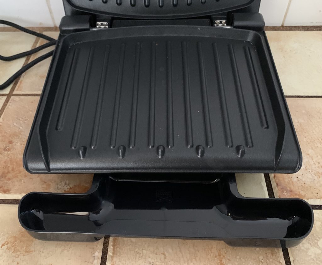 George Foreman 25030-56 Sandwichmaker Anbringen der Auffangschale zum Grillen